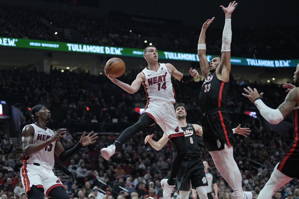 上表现得异 上表现得异