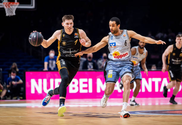 联赛决赛中 联赛决赛中